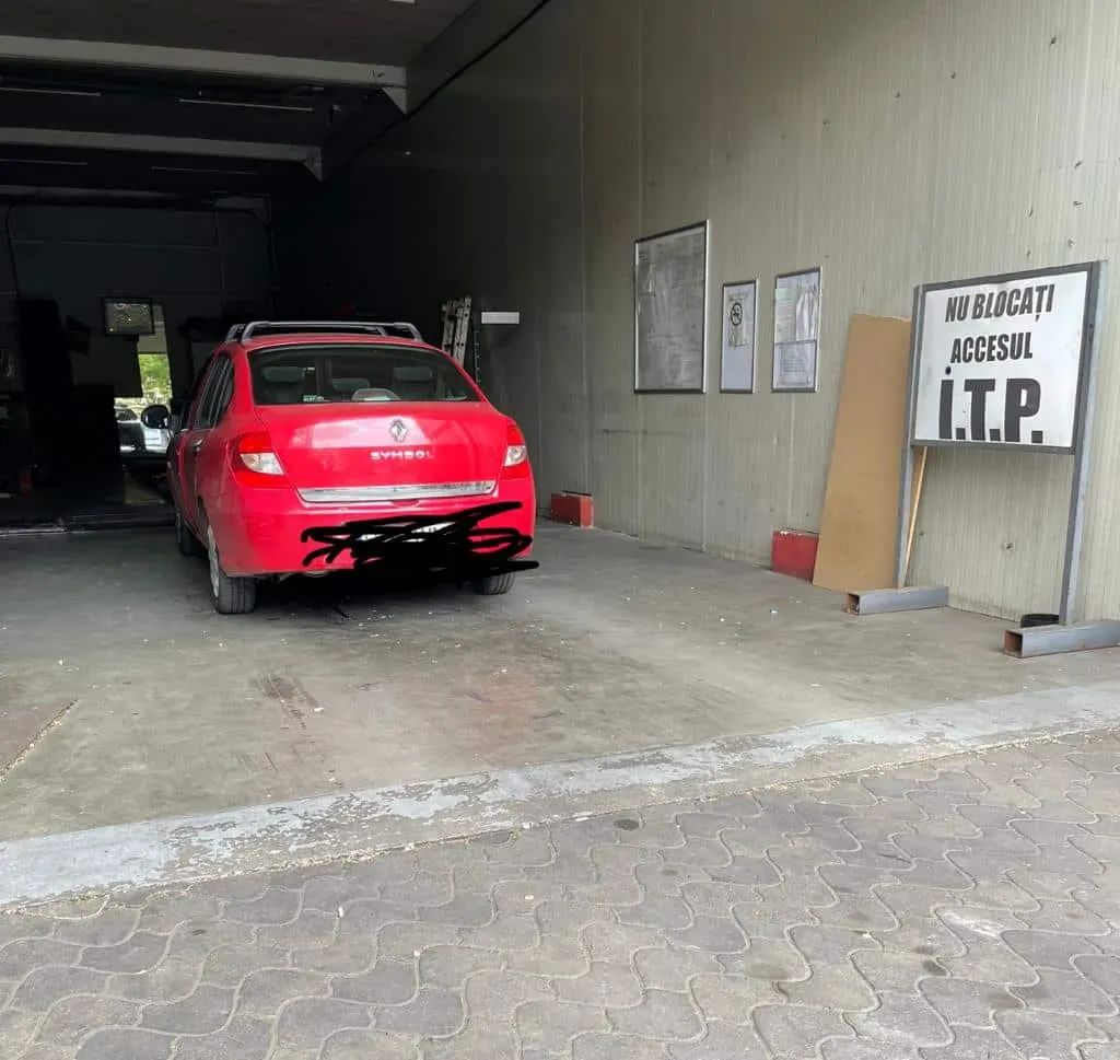 Autoturism la intrarea in hala ITP Vitan 273