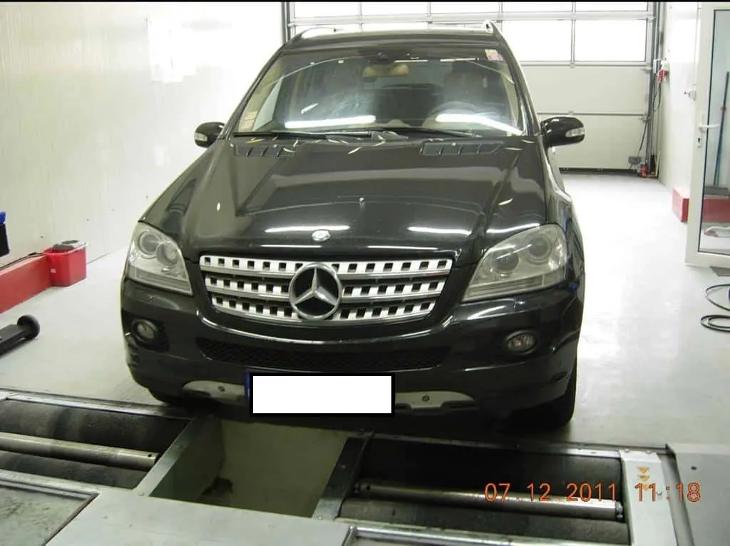 SUV 4x4 pe standul de franare la inspectia ITP