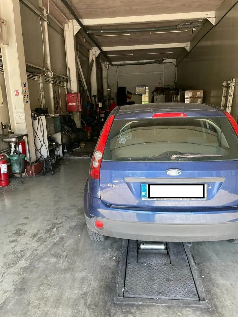 Autoturism pe linia de inspectie ITP la Vitan 273
